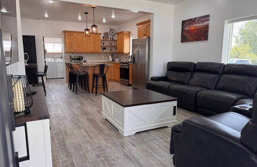 Price House | Fully Remodeled Downtown Gem Modern Comfort 3 Bedroom Sleeps 8 Plenty of Parking