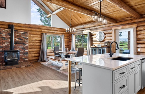 Ellensburg Cabin | Fully remodeled historical cabin w/modern conveniences & RV Hook-Ups!