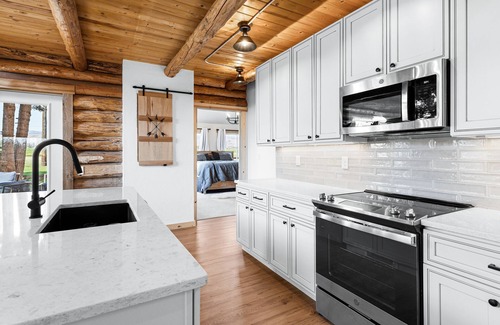 Ellensburg Cabin | Fully remodeled historical cabin w/modern conveniences & RV Hook-Ups!