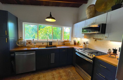 Forestville House | Fully Remodeled Private Wine Country Bungalow! Sunny Treetop Views, Luxury Beds