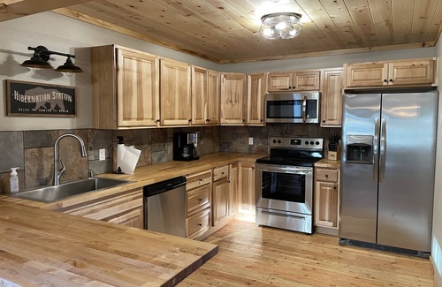 Saddlestring Cabin | Fully Remodeled Story Cabin minutes from mountain trails!