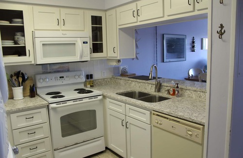 Morehead City Condo | Fully-Renovated 2 BR, 2 Bath 'A Place at the Beach III' Resort Condo, Unit K366