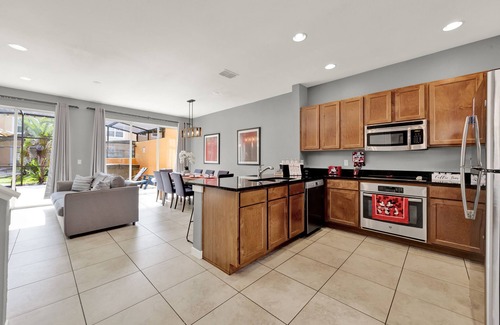 Kissimmee House | Fully Renovated 3 Bedroom Villa with Hot Tub in Kissimmee. 10 mins to Disney!