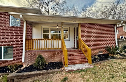 Welcome House | Fully Renovated 5BR/2BA House - Ideal for Families & Business Travelers