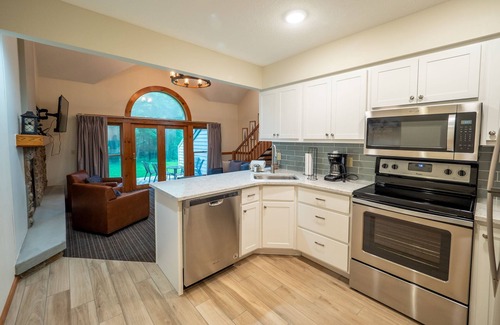 Canadian Lakes Condo | Fully Renovated Condo - Sleeps 9!