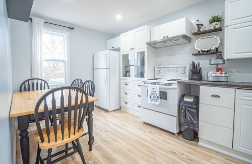 Kincardine Cottage | Fully Renovated Cottage on Queen, 3min walk from Beach and Downtown Adventures!