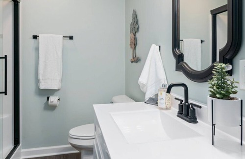 Kings Grant House | Fully renovated, family friendly 4 bedroom home with huge deck!