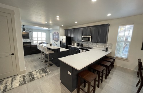 Bear Hollow Village House | FULLY RENOVATED JAN 2023 5 Bed, 5.5 Bath AND NEW Hot Tub