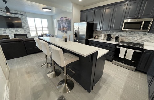 Bear Hollow Village House | FULLY RENOVATED JAN 2023 5 Bed, 5.5 Bath AND NEW Hot Tub