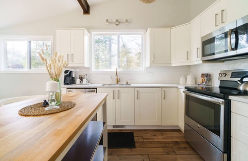 Huntsville Ski Chalet | Fully Renovated Muskoka Family Cottage | Swim, Golf, Hike, & Ski