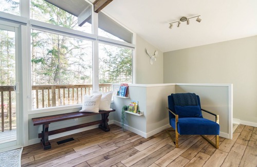 Huntsville Ski Chalet | Fully Renovated Muskoka Family Cottage | Swim, Golf, Hike, & Ski