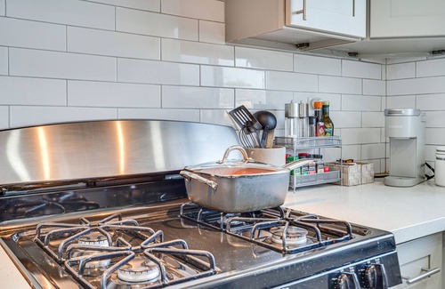 Oakland Apartment | Fully Renovated Oakland Retreat: 4 Mi to Downtown!