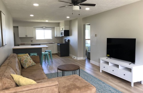 Acme House | Fully Renovated Peek-A-Boo Bay View Duplex #2- 7 min from the Horse Show