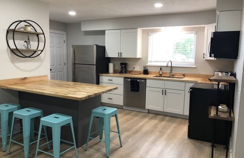 Acme House | Fully Renovated Peek-A-Boo Bay View Duplex #2- 7 min from the Horse Show
