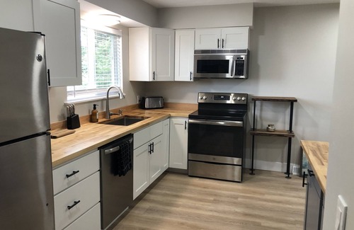 Acme House | Fully Renovated Peek-A-Boo Bay View Duplex #2- 7 min from the Horse Show