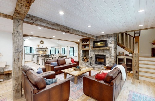 Island Park House | Fully renovated & stylish home with bikes, kayaks, patio, bunk room, fireplace