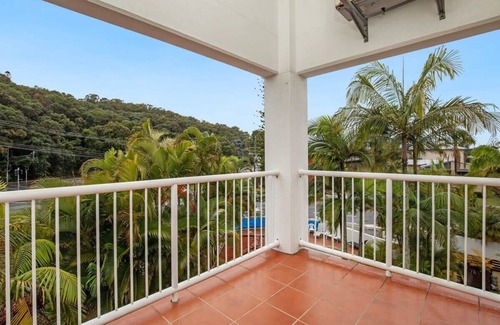 Burleigh Heads Apartment | Fully renovated Top floor Burleigh Koala Park Apt