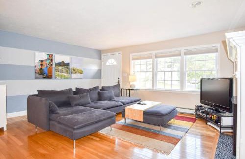 Dennis House | Fully Renovated Walk to Scargo Lake