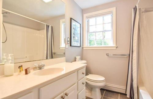 Dennis House | Fully Renovated Walk to Scargo Lake