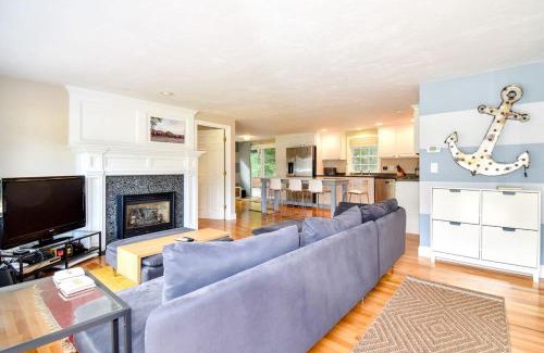 Dennis House | Fully Renovated Walk to Scargo Lake