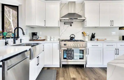 Lodge Hill House | Fully Renovated with Views of the Mountains and Spa!