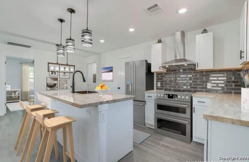 Northwest Los Angeles Heights House | Fully renovatedClose to airportn
