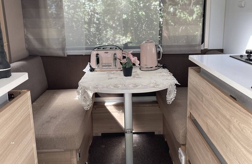 Kingswood House | Fully self contained caravan on rural 1.5 acre property.