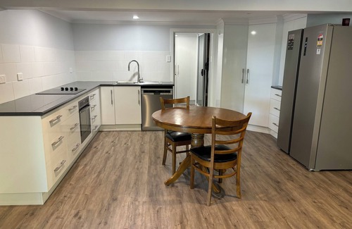 Wandal Apartment | Fully self contained studio unit under family home close to Showgrounds