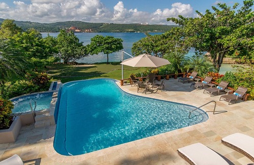 Discovery Bay Villa | Fully Staffed Luxurious 9 Bedroom Beachfront Villa in Discovery Bay.