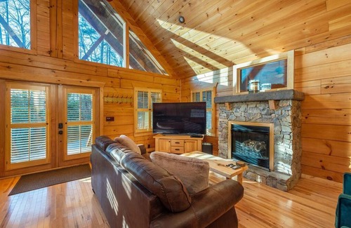 Vein Mountain House | Fully Stocked Cabin Retreat w/Game Room & Pond!