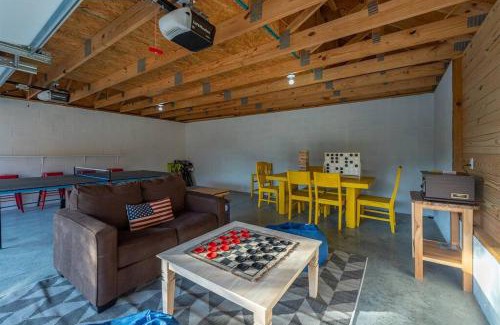 Vein Mountain House | Fully Stocked Cabin Retreat w/Game Room & Pond!
