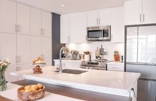 Innisfil Apartment | *FULLY STOCKED MODERN CONDO*
