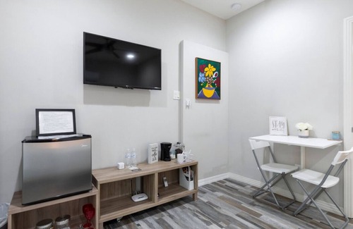 Midtown Apartment | Fully stocked, Modern & Cosy Studio with Patio. Best Location! Walk Everywhere!