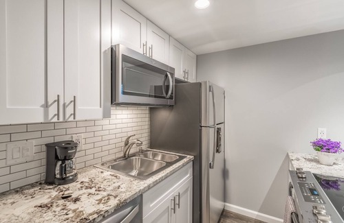 Capitol Hill Apartment | Fully stocked new apt, work from home + Free Parking!