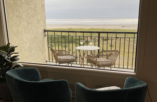 Seaside Condo | Fully updated 1 bedroom Oceanfront luxury Condo that sleeps 6