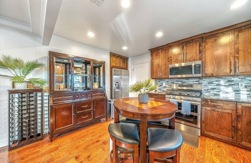 Seaside House | Fully Updated 3 BDR Seaside Home Minutes to Beach!