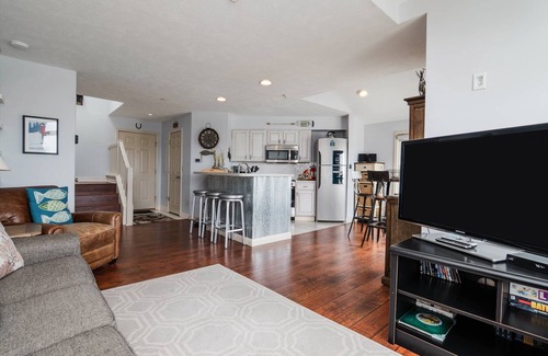 Manistee Condo | Fully Updated Marina View Condo