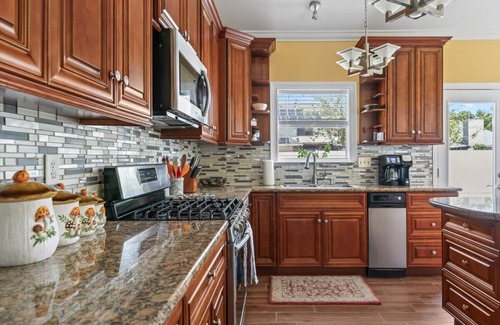 Rowlett Apartment | Fully Updated Retreat Mins to Lake! 5 Bathrooms