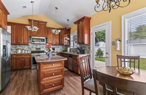 Rowlett Apartment | Fully Updated Retreat Mins to Lake! 5 Bathrooms