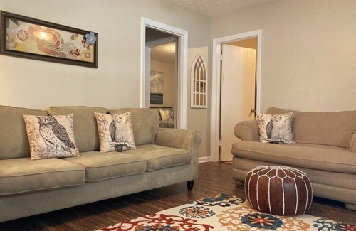 Columbus House | Fun 2 bedroom home w/office space, 14 min to Fort