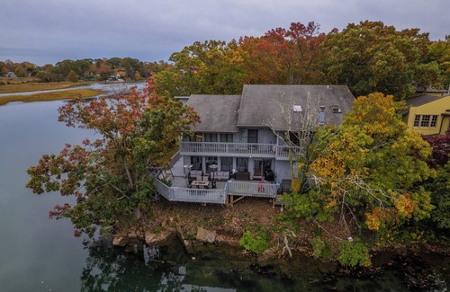 Branford Cabin | Fun 3-Bed Fishing/Game lodge. nTranquil River leads to LIS, WiFi, in East Haven.