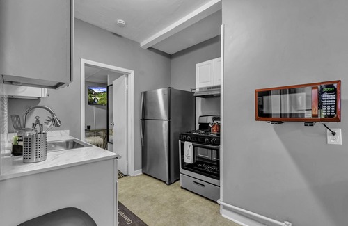 Allentown Apartment | ⭐FUN 3D Wall, HANGING SWING. ALLENTOWN, NEAR EVERYTHING!⭐