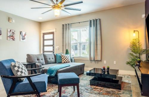 Govalle House | Fun 4BR Near Downtown with Games & Firepit