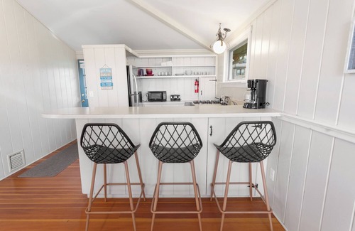 Shinnecock Hills House | Fun and Chic Southampton Waterfront Cottage