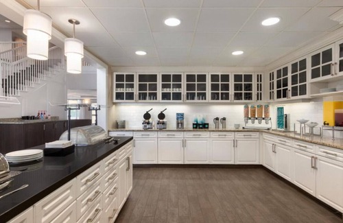 Feather Sound Hotel | Fun and Relaxation! 2 Relaxing Units, Full Kitchen, Free Breakfast, Pool!