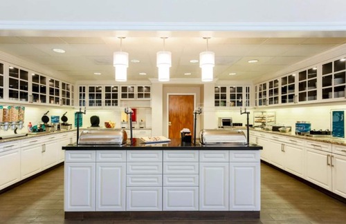 Feather Sound Hotel | Fun and Relaxation! 2 Relaxing Units, Full Kitchen, Free Breakfast, Pool!