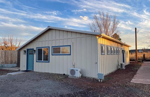 Concho House | Fun Bunkhouse with 10 beds, full kitchen, and WiFi, AC in Historic Concho