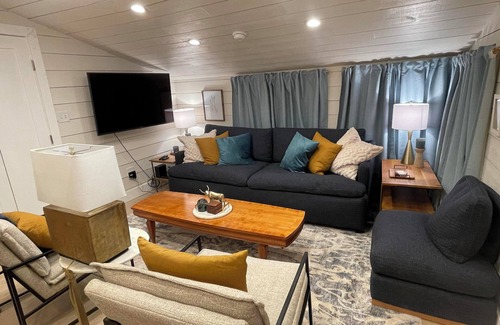 Concho House | Fun Bunkhouse with 10 beds, full kitchen, and WiFi, AC in Historic Concho