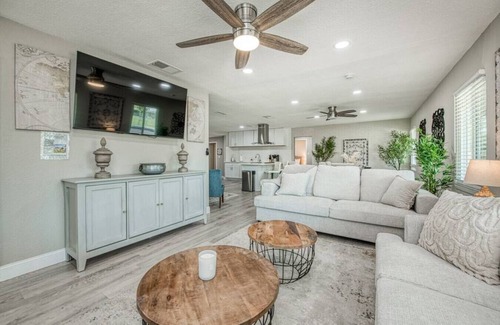 Raisin House | Fun City Haven Spacious Retreat in Fresno