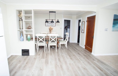 Port Loring Cottage | Fun Cottage for Friends and Family, Close by Lake, Fishing, Campfires, BBQ
